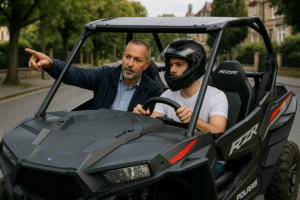 תלמיד צעיר לומד נהיגה על RZR עם נוף פנורמי של נתניה