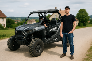 תמונה של רייזר RZR בטבע עם נוף פתוח, נהג בציוד בטיחות מלא