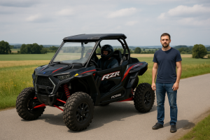תמונה הממחישה נהג עם מודלים של טרקטור ו-RZR - נהיגה כפולה
